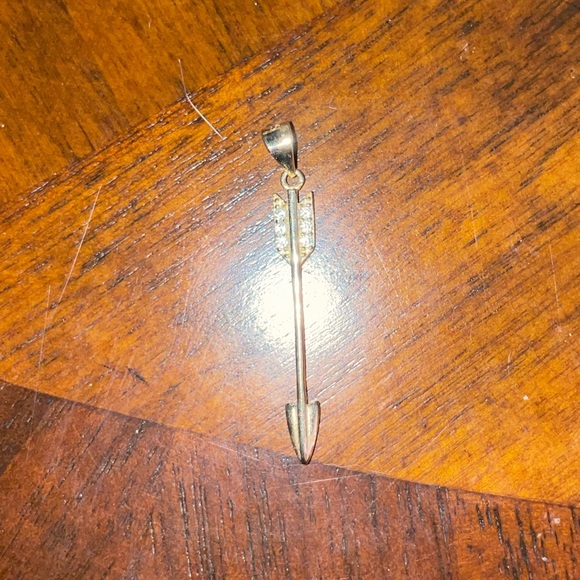 Golden arrow necklace. Chain included. Never worn. - Picture 2 of 3